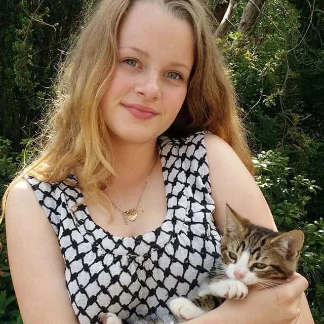 Kvinde holder en kat kærligt
